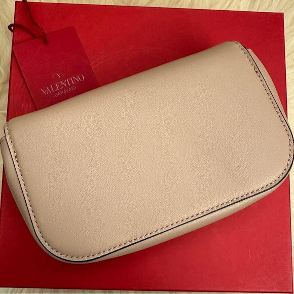 🎀SOLD🎀NWOT 💯% Auth Valentino Garavani SuperVee Clutch - Picture 2 of 5